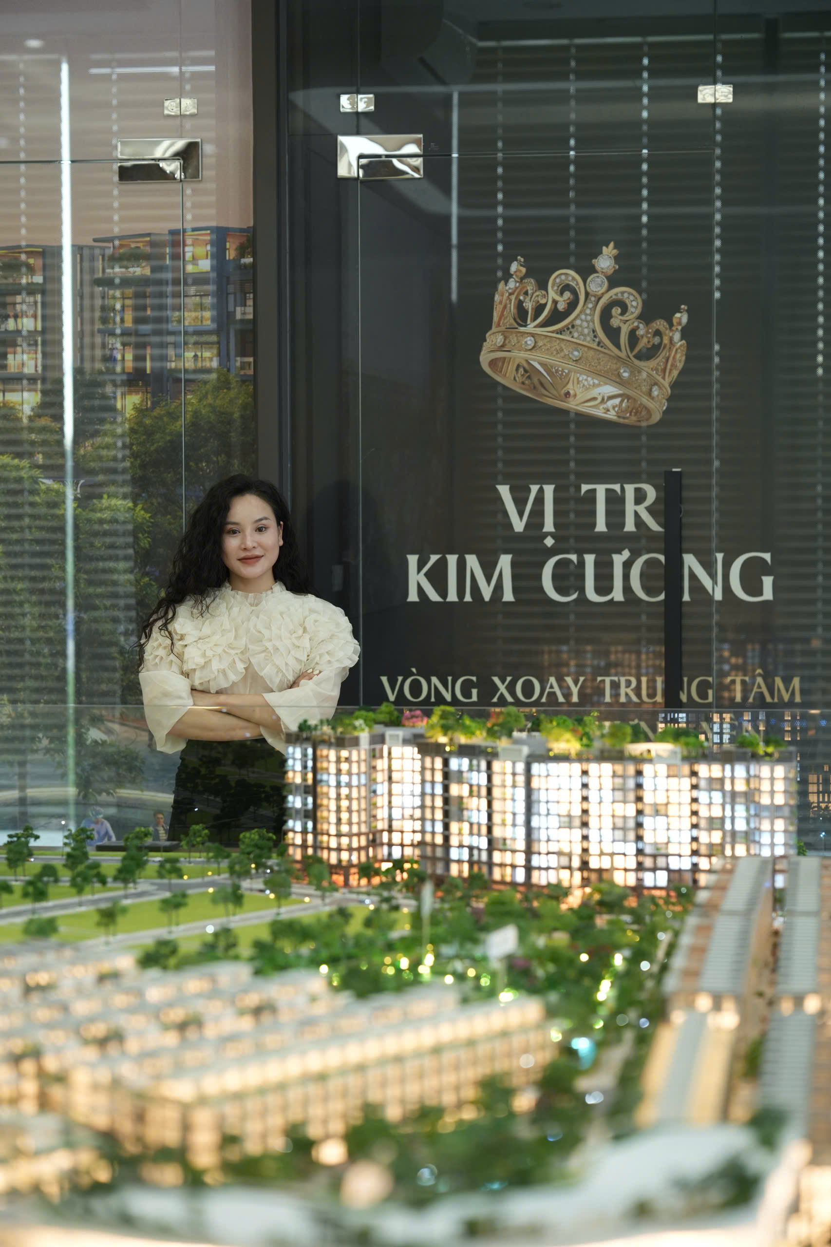 Bùi Thị Duyên tại khu trưng bày mô hình dự án